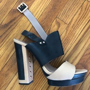 VINCE CAMUTO Sz 9.5 Tan and Black Platform Sandal